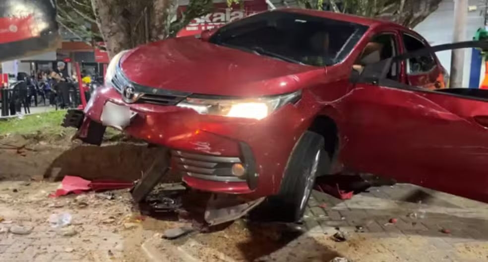 Motorista sem habilitação invade calçada e atropela sete pessoas em Dias D’Ávila